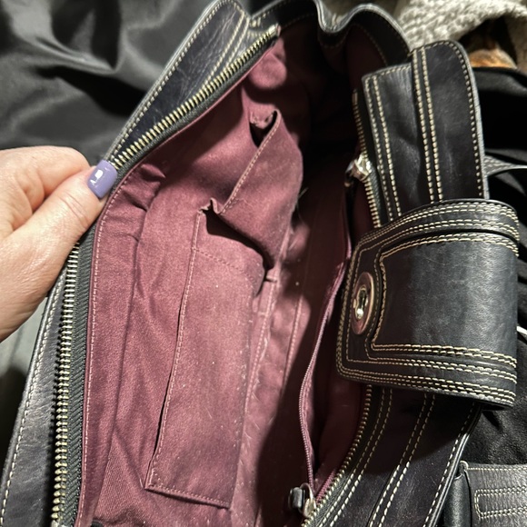 Black Coach bag with burgundy lining - Picture 4 of 13